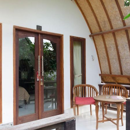 Warna Beach Hotel Gili Trawangan Exterior photo