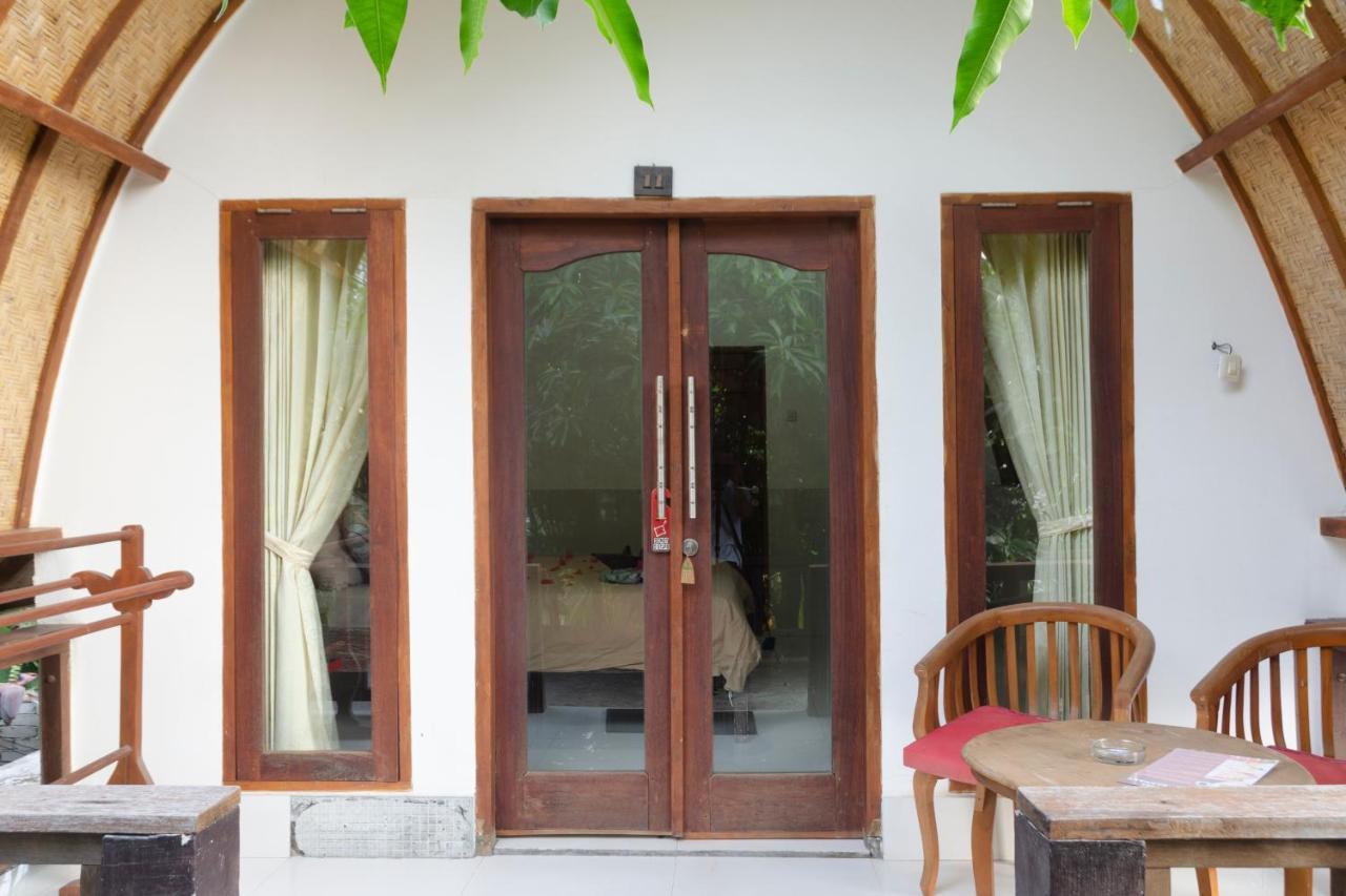 Warna Beach Hotel Gili Trawangan Exterior photo