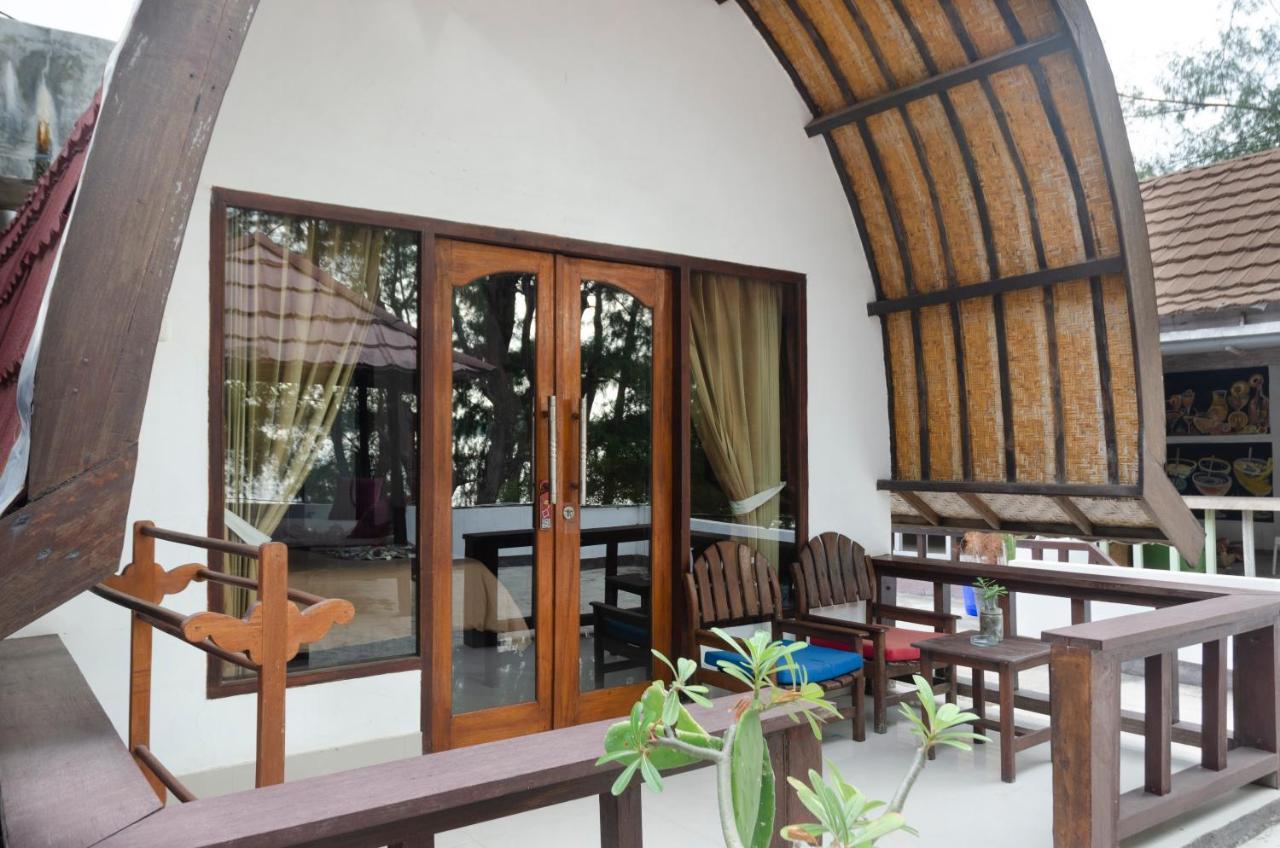 Warna Beach Hotel Gili Trawangan Exterior photo